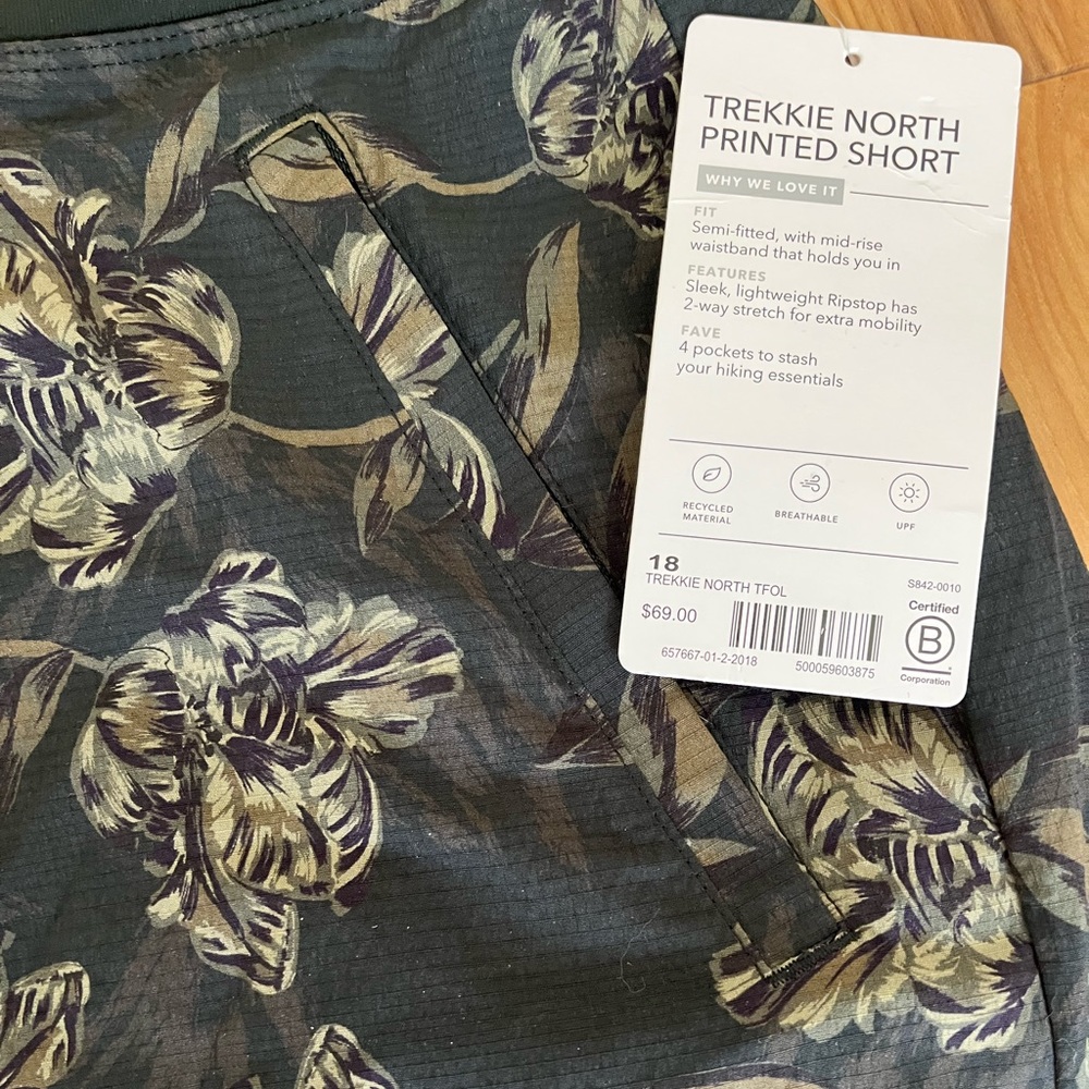 NWT - Athleta Trekkie North Printed Shorts